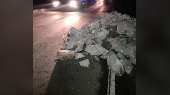 Potret Bahaya Taruh Material Bangunan Sembarangan, Kepala Pemotor Berdarah