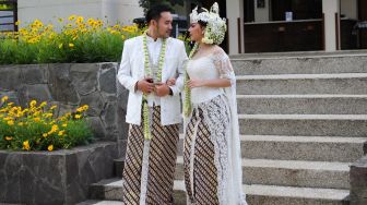 Pedangdut Jenita Janet dan suaminya, Danu Sofwan usai melangsungkan pernikahan di Green Forest Resort, Bandung, Jawa Barat, Rabu (11/11). [Suara.com/Alfian Winanto]