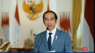 Minta Gubernur Ditegur Gegara Kerumunan, Jokowi Singgung Anies ke Rizieq?