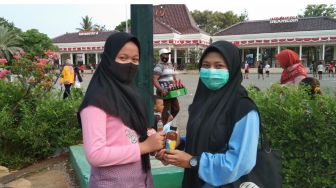 Jalani KKN, Mahasiswa UIN Walisongo Bagikan Minuman Herbal