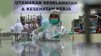 Pekerja memeriksa masker bedah yang diproduksi di PT The Univenus Cikupa, Cikupa, Tangerang, Banten, Rabu (11/11/2020).  [ANTARA FOTO/Sigid Kurniawan]