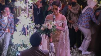 Ternyata Ini Alasan Jenita Janet Kasih Bunga ke Chika Jessica