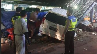 Oleng, Avanza Tabrak Gerobak Nasi Goreng dan Pejalan kaki di Serpong