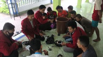 PMM UMM 75 Edukasi Anak Panti Asuhan Pembuatan Alat Cuci Tangan Otomatis