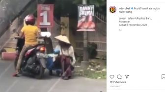 Viral Video Pengemis Dimintai Uang oleh Pemotor, Diduga Kasih Setoran
