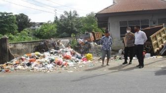 Besok, Buang Sampah di Belakang Polsek Senapelan Denda hingga Rp 5 Juta