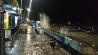 Pesisir Kenjeran Surabaya Diamuk Ombak Tinggi dan Angin Kencang, 5 Perahu Tenggelam