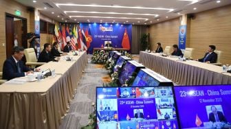 Perdana Menteri Vietnam Prime Minister Nguyen Xuan Phuc berpidato saat menghadiri pertemuan ASEAN - China, yang merupakan bagian dari KTT ASEAN ke-37, yang diadakan secara online karena pandemi Covid-19 di Hanoi, Vietnam, Kamis (12/11/2020).  [Nhac NGUYEN / AFP] 