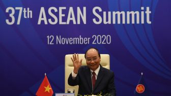 Perdana Menteri Vietnam Prime Minister Nguyen Xuan Phuc berpidato saat menghadiri pertemuan ASEAN - China, yang merupakan bagian dari KTT ASEAN ke-37, yang diadakan secara online karena pandemi Covid-19 di Hanoi, Vietnam, Kamis (12/11/2020).  [Nhac NGUYEN / AFP] 