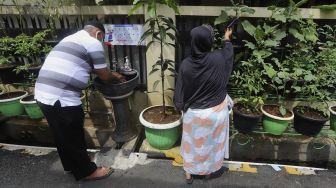 Warga beraktivitas di Kampung Sehat, Utan Kayu Selatan, Jakarta, Kamis (12/11/2020). [Suara.com/Angga Budhiyanto]