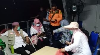 Detik-detik Evakuasi 22 Nakes di Makassar dari Kapal Ambulans yang Bocor