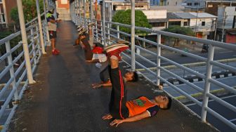 Berolahraga di Jembatan Penyeberangan Orang