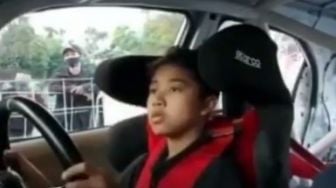 Aksi Bocah Pamer Skill Naik Mobil Bikin Warganet Minder, Gede Nyalinya!