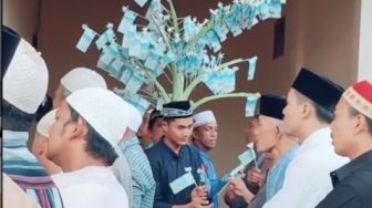 Maulid Nabi Ala Sultan, Bagikan Pohon Uang hingga Sekeranjang Penuh Sembako