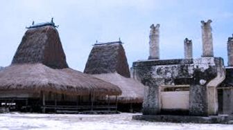 Get a Unique Ambience of Old East Sumba Kingdom at Praiyawang Village