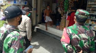 Warga Gunakan Masker Tidak Benar, Petugas Berikan Edukasi Prokes