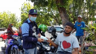 Mahasiswa KKN RDR 75 UIN WS bagikan Masker di Pasar Lamongan Baru