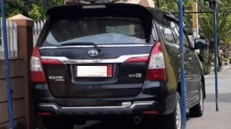 Viral Mobil Pelat Merah Jadi Sorotan, Parkir di Pinggir Jalan Pakai Tenda