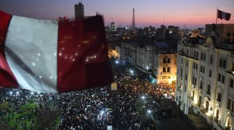 Ribuan demonstran melakukan aksi terkait pemakzulan Presiden Martin Vizcarra di Lima, Peru, Kamis (12/11/2020).  [ERNESTO BENAVIDES / AFP]