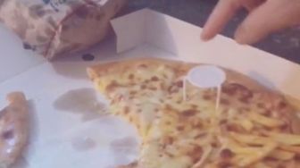 Viral, Ternyata Ini Fungsi Benda Plastik di Tengah Pizza