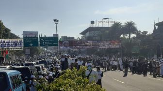 Massa Penjemput Habib Rizieq Berkumpul di Gadog, Jalur Menuju Puncak Padat
