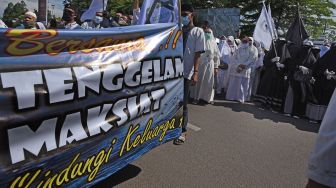 Sejumlah warga yang sebagian besar ibu rumah tangga dan tergabung dalam Forum Persaudaraan Umat Beragama (FPUB) berunjuk rasa di Alun-alun Serang, Banten, Jumat (13/11/2020). [ANTARA FOTO/Asep Fathulrahman]