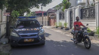 Mobil polisi terparkir disekitar kawasan rumah Nikita Mirzani di Pesanggrahan, Jakarta Selatan, Jumat (13/11). [Suara.com/Alfian Winanto]