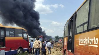 Sejumlah bus Transjakarta bekas terbakar di Dramaga, Kabupaten Bogor, Jawa Barat, Jumat (13/11/2020). [ANTARA FOTO/Cepi Kurniawan]