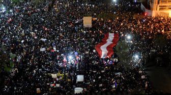 Ribuan demonstran melakukan aksi terkait pemakzulan Presiden Martin Vizcarra di Lima, Peru, Kamis (12/11/2020).  [ERNESTO BENAVIDES / AFP]