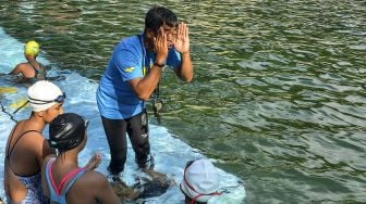 Atlet renang berlatih di Situ Cibungbang, Desa Jalatrang, Kabupaten Ciamis, Jawa Barat, Jumat (13/11/2020). [ANTARA FOTO/Adeng Bustomi]