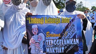 Sejumlah warga yang sebagian besar ibu rumah tangga dan tergabung dalam Forum Persaudaraan Umat Beragama (FPUB) berunjuk rasa di Alun-alun Serang, Banten, Jumat (13/11/2020). [ANTARA FOTO/Asep Fathulrahman]