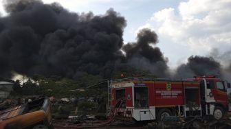 Sejumlah bus Transjakarta bekas terbakar di Dramaga, Kabupaten Bogor, Jawa Barat, Jumat (13/11/2020). [ANTARA FOTO/Cepi Kurniawan]