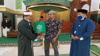 Disaksikan Ratusan Jemaah An-Nur, Deni Teteskan Air Mata saat Bersyahadat