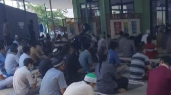 Viral Motor Parkir Di Tengah Jamaah Masjid, Kok Bisa Ya?