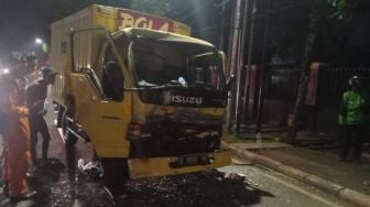 Tindak Penyelamatan di Jalan Raya, Petugas Damkar Evakuasi Sopir Truk