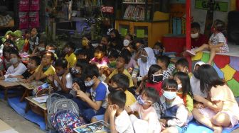 Sejumlah anak menyimak pendongeng saat mendongeng tentang protokol kesehatan di Cakung Barat, Jakarta Timur, Sabtu (14/11/2020). [ANTARA FOTO/Suwandy]