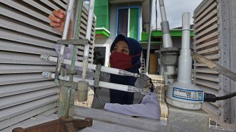 Petugas memeriksa termometer di Laboratorium Terbuka Badan Meterologi, Klimatologi dan Geofisika (BMKG) Serang, Banten, Minggu (15/11/2020). [ANTARA FOTO/Asep Fathulrahman]
