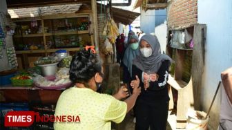 Blusukan ke Kampung-Kampung, Ipuk Fiestiandani Disambut Pantun