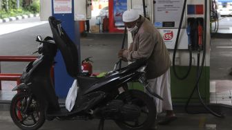 Pengendara sepeda motor mengisi bahan bakar minyak (BBM) Pertalite di SPBU Cikini Raya, Jakarta, Senin (16/11/2020). [Suara.com/Angga Budhiyanto]