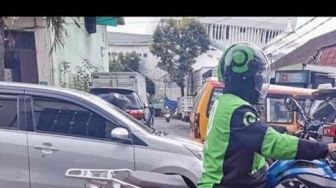 Potret Ojol Kejebak Macet Jadi Sorotan, Warganet: Ojek AKAP