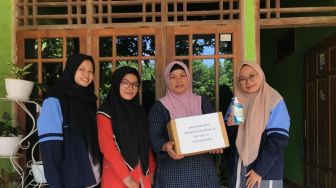 Mahasiswa KKN Bagikan Handsanitizer untuk Masjid dan Posyandu di Desa Wates