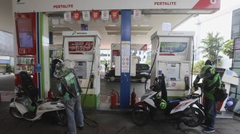 Pengendara sepeda motor mengisi bahan bakar minyak (BBM) Pertalite di SPBU Cikini Raya, Jakarta, Senin (16/11/2020). [Suara.com/Angga Budhiyanto]