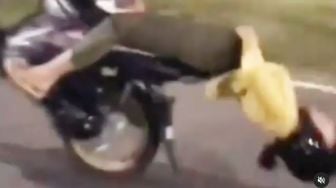 Nyari Mati! Kepala Cewek Ini Hampir Pecah karena Cowoknya Freestyle Motor