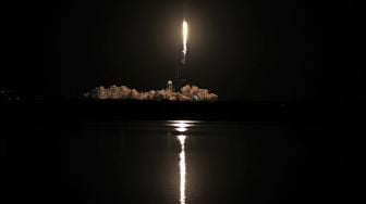 Roket SpaceX Falcon 9, yang membawa empat astronot pada misi awak komersial operasional pertama NASA diluncurkan di Kennedy Space Center di Cape Canaveral, Florida, Amerika Serikat, Minggu (15/11/2020).  [Gregg Newton / AFP]