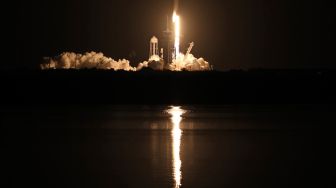 Roket SpaceX Falcon 9, yang membawa empat astronot pada misi awak komersial operasional pertama NASA diluncurkan di Kennedy Space Center di Cape Canaveral, Florida, Amerika Serikat, Minggu (15/11/2020).  [Gregg Newton / AFP]