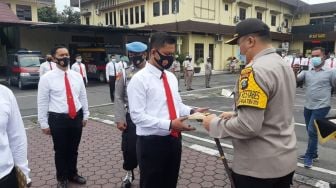 Kapolrestabes Medan Berikan Penghargaan Kepada Personel Berprestasi