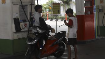 Pengendara sepeda motor mengisi bahan bakar minyak (BBM) Pertalite di SPBU Cikini Raya, Jakarta, Senin (16/11/2020). [Suara.com/Angga Budhiyanto]