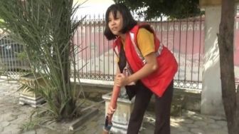 Sarawinata Kapok Disuruh Bersihkan Halaman Kantor Lurah