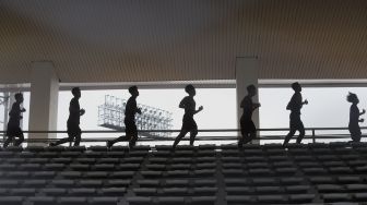 Sejumlah pemain Timnas U-19 menjalani latihan di Stadion Madya, Jakarta, Selasa (17/11/2020). [Suara.com/Angga Budhiyanto]