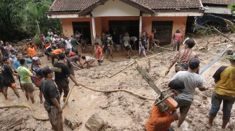 Sejumlah petugas dan relawan dibantu oleh warga, melakukan proses pencarian korban longsor di Desa Banjarpanepen, Sumpiuh, Banyumas, Jateng, Selasa (17/11/2020). [ANTARA FOTO/Idhad Zakaria]